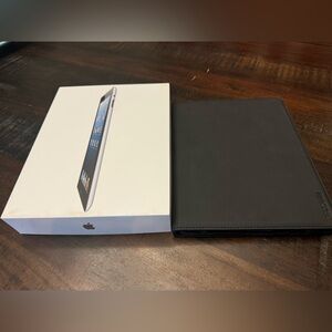 BRAND NEW iPad 4th Gen Silver - 16GB and black leather case